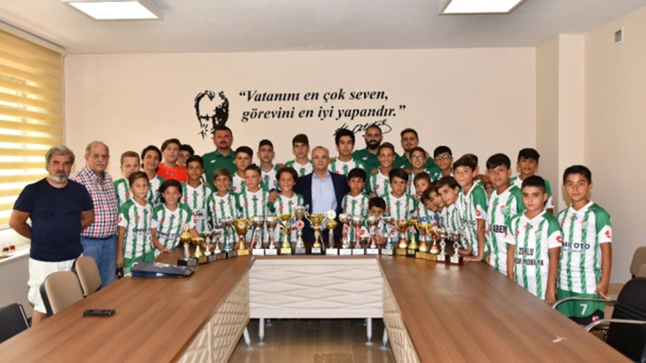 Manisa'da kazandıkları kupayı Başkan Zeki Kayda’ya götürdüler