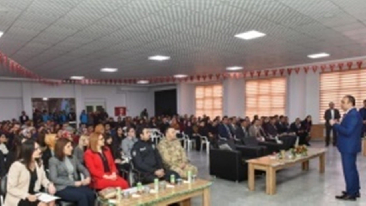 Kilis'te Vali Recep Soytük başarılı öğretmenleri ödüllendirdi