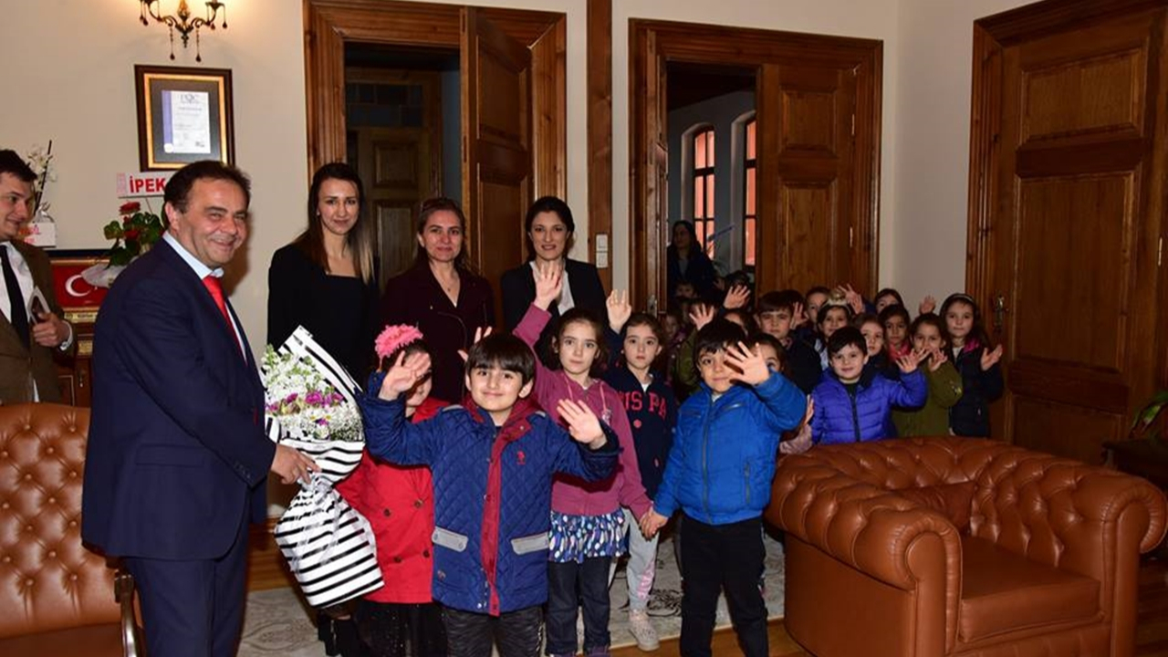 Bilecik'te miniklerden Başkan Semih Şahin’e tebrik ziyareti