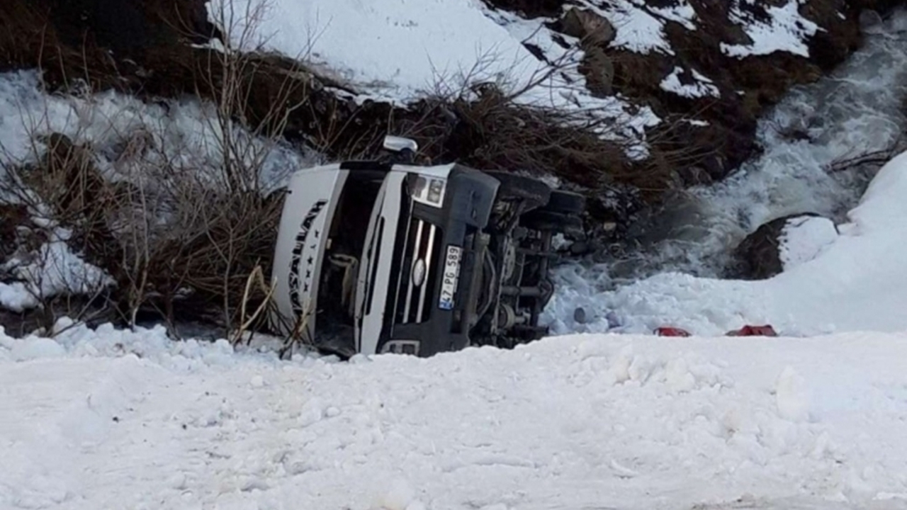 Hakkari'de minibüs şarampole yuvarlandı