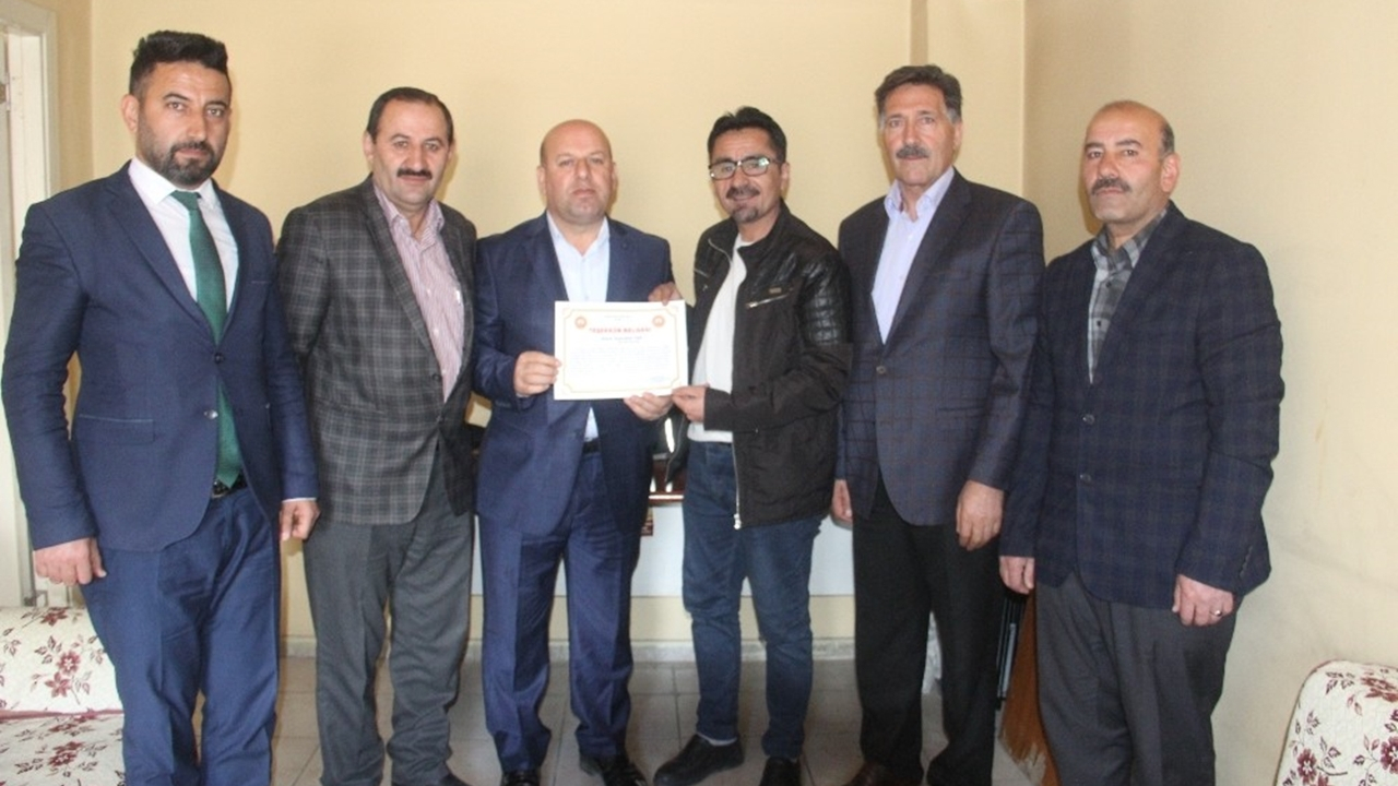 Hakkari'de Başkan Abdurrahman Er’den Gazeteci Taş’a teşekkür belgesi