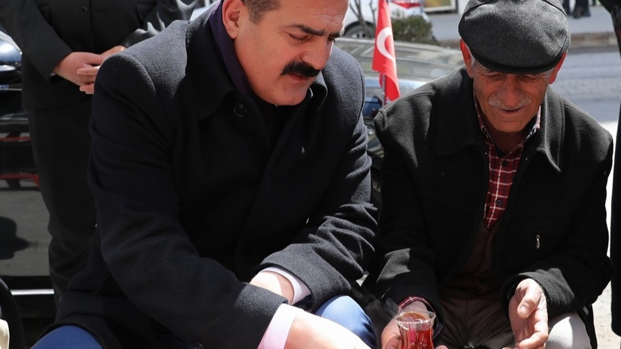Hakkari'de Vali İdris Akbıyık, vatandaşla çay içip sohbet etti