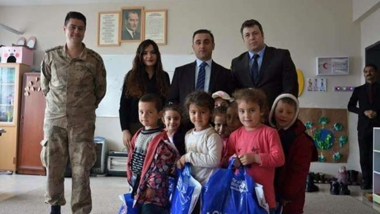 Bitlis Güroymak’taki öğrencilere giyim desteği