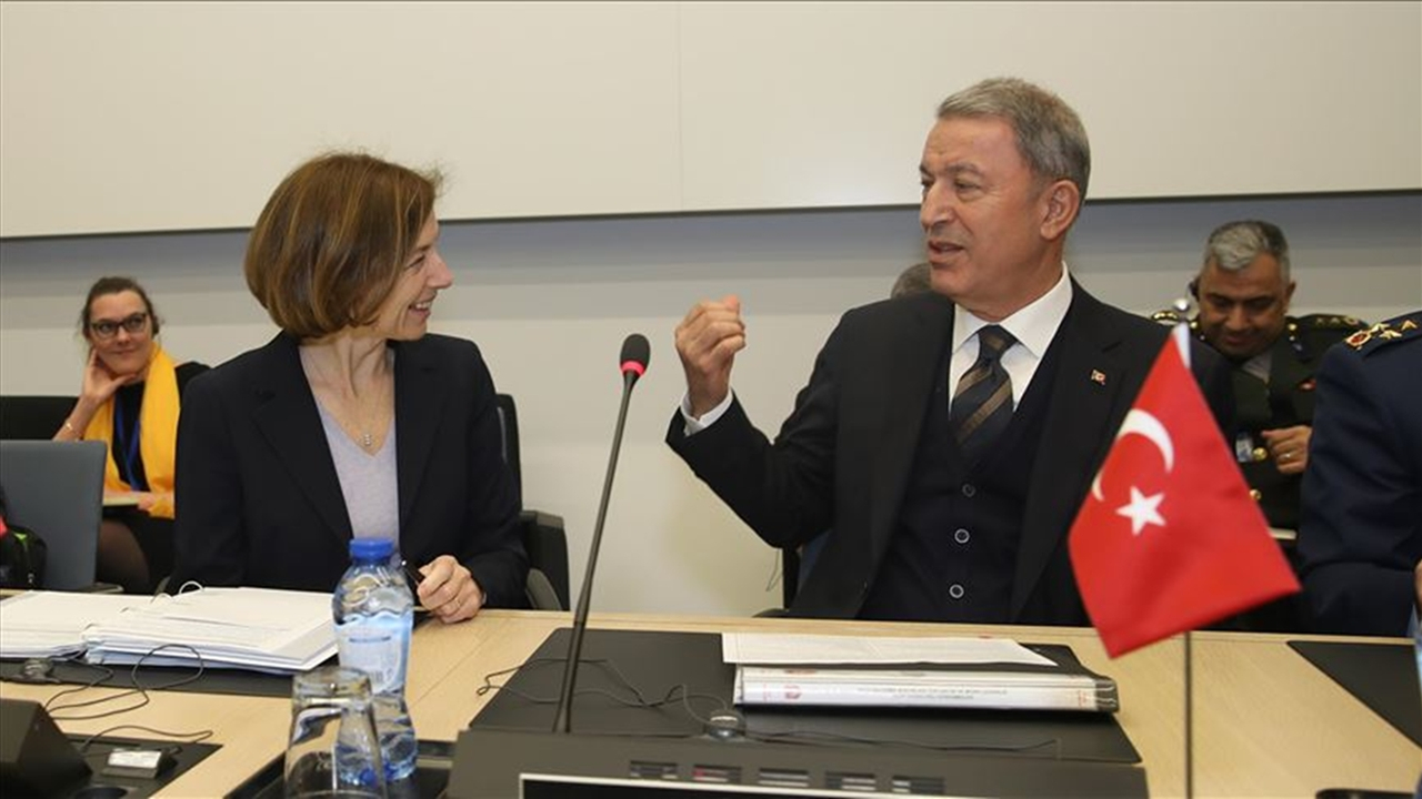 Bakan Akar Fransız mevkidaşı ile görüştü...