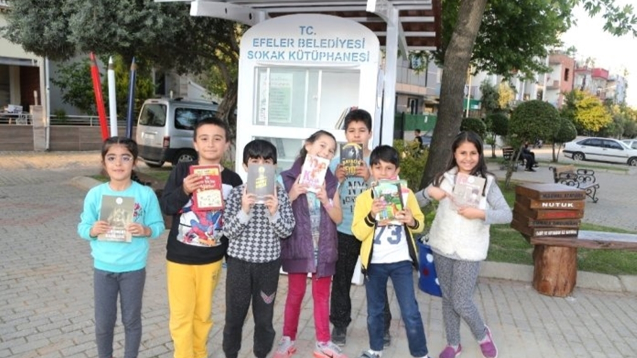 Aydın'da Başkan Fatih Atay sokak kütüphanesini yerinde inceledi