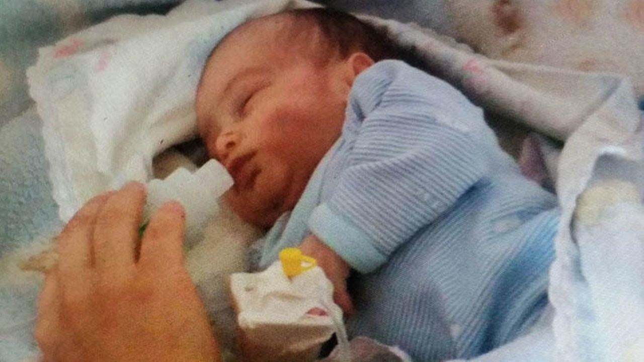 Önce 2,5 yaşındaki oğlu şimdi de 25 günlük bebeği...