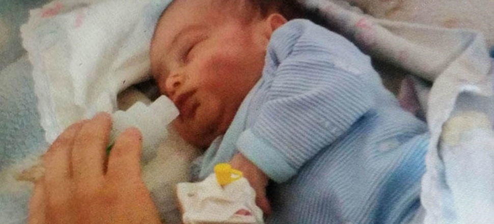Önce 2,5 yaşındaki oğlu şimdi de 25 günlük bebeği...