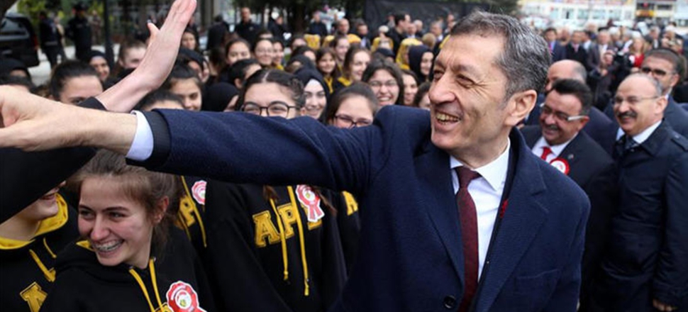 Bakan Selçuk'un öğrencilerle gülümseten diyaloğu!