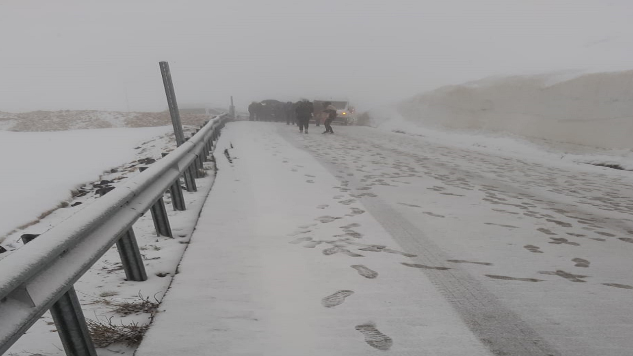 Nemrut'ta trafiğe kar engeli...