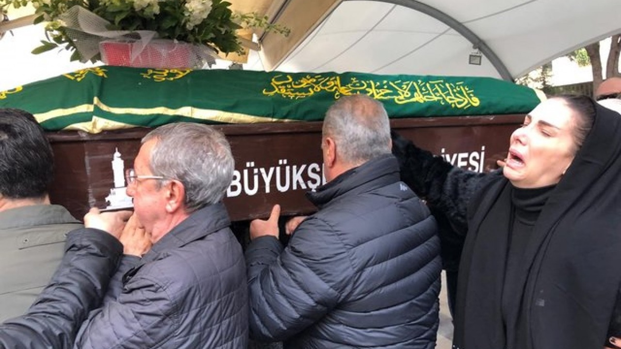 Tuğba Özerk'ten ölen babasına yürek burkan türkü!
