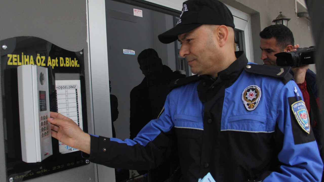 Hırsız olduğunu söyledi, kapı yine de açıldı!