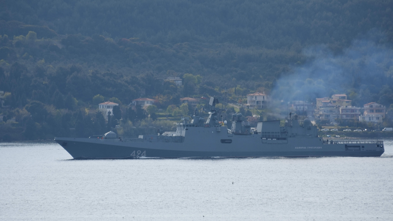 Rus güdümlü füze fırkateyni boğazdan geçti...