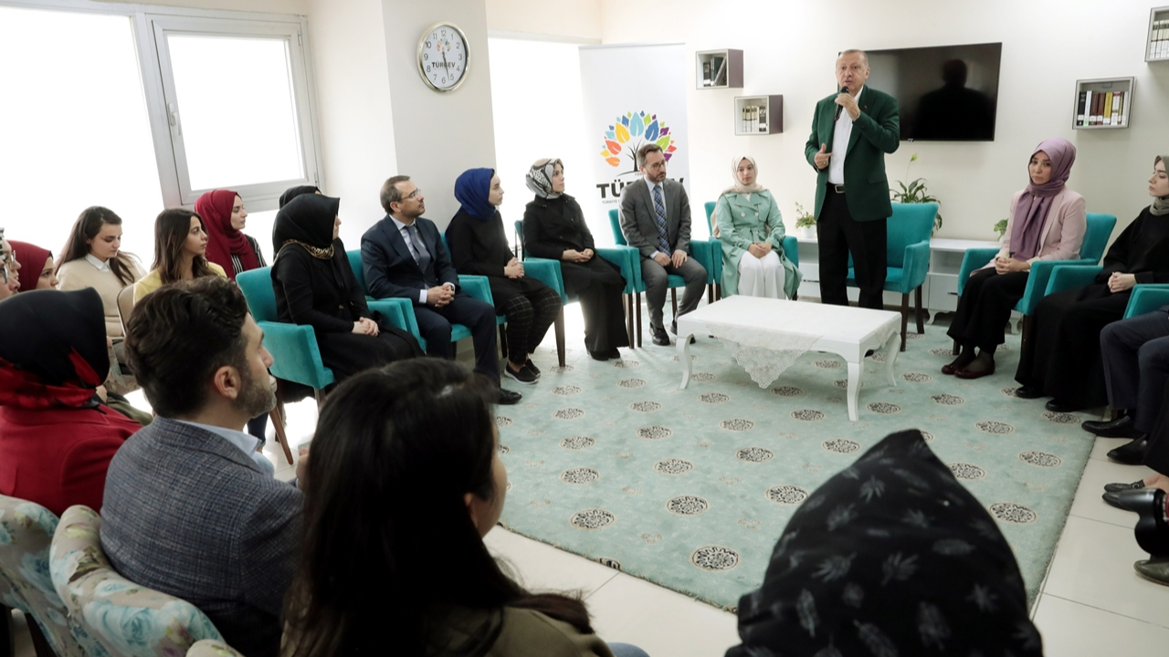 Cumhurbaşkanı Erdoğan'dan TÜRGEV yurduna ziyaret!