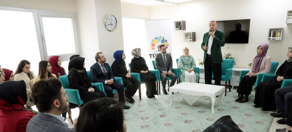 Cumhurbaşkanı Erdoğan'dan TÜRGEV yurduna ziyaret!