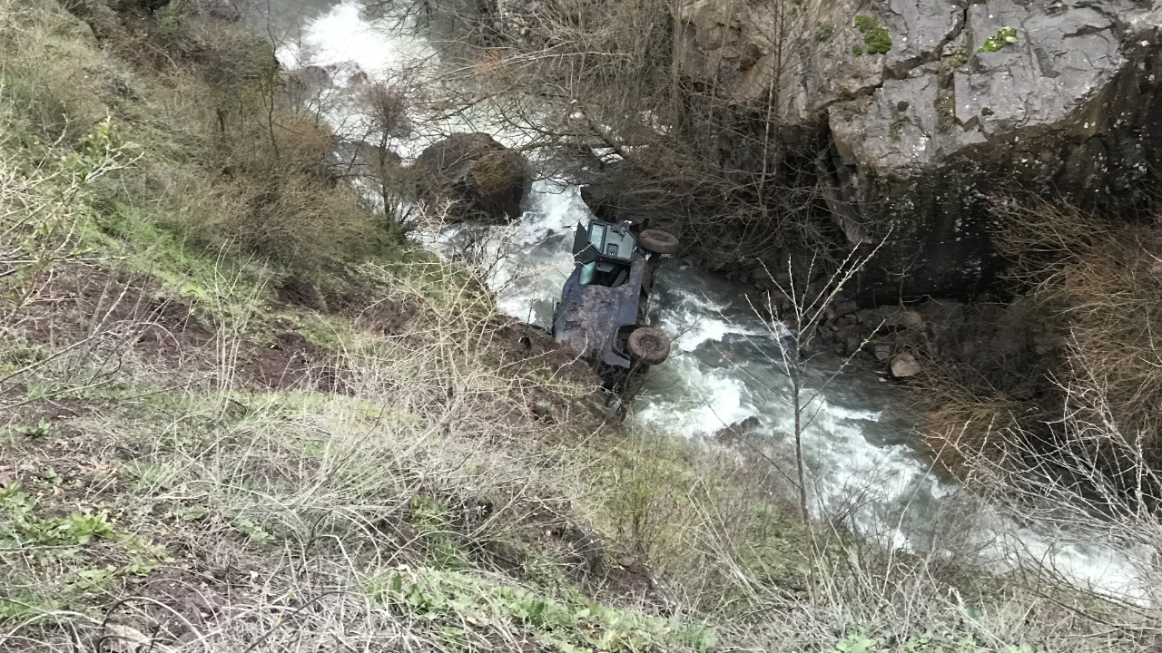 Giresun'da zırhlı polis aracı dereye yuvarlandı!