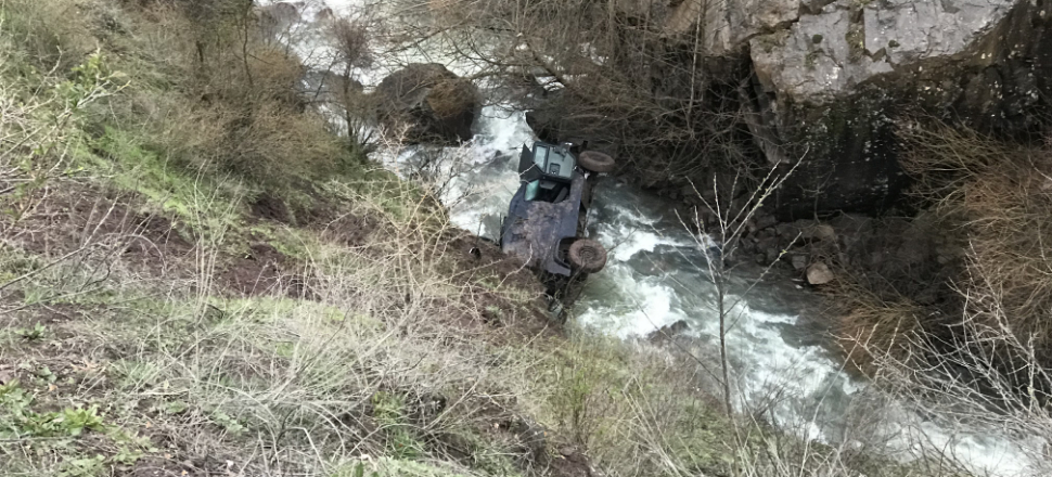 Giresun'da zırhlı polis aracı dereye yuvarlandı!