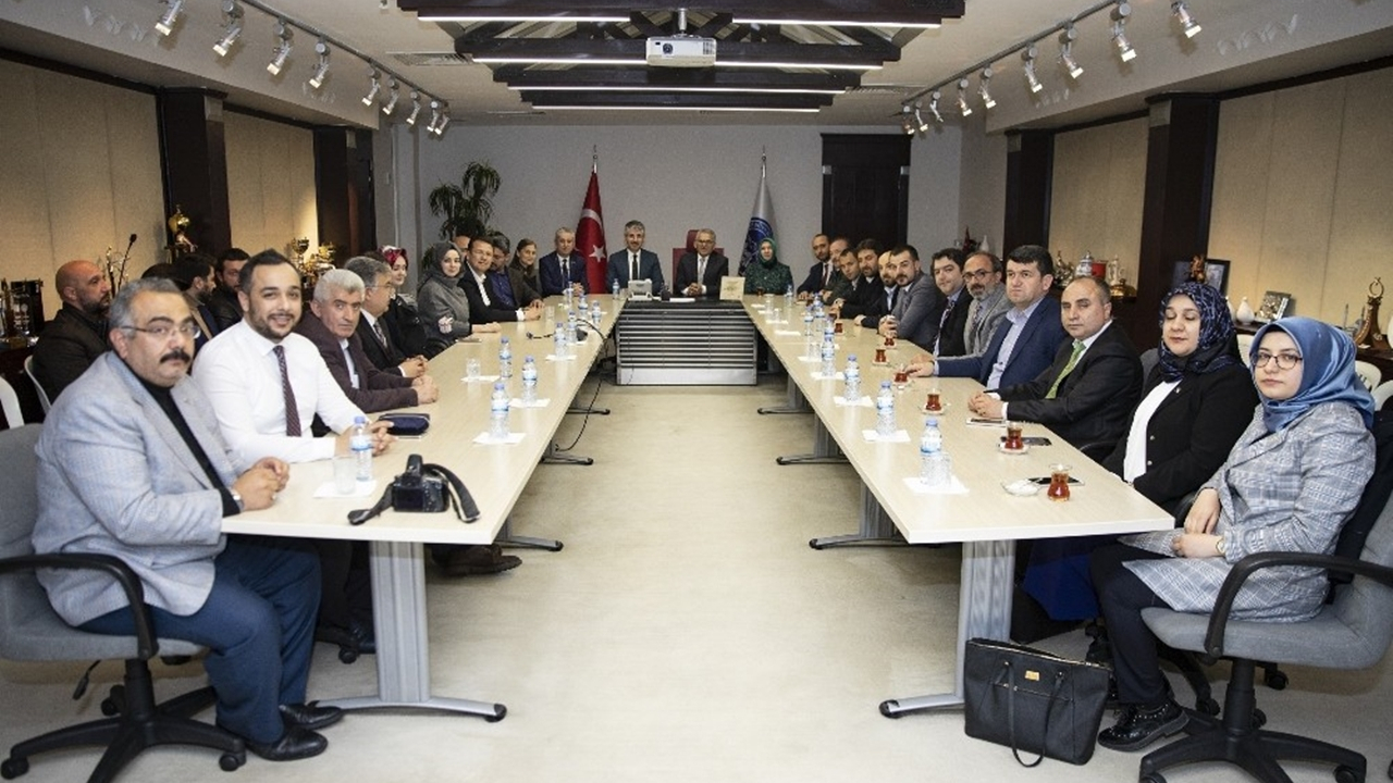 Kayseri'de AK Parti İl Teşkilatı, Başkan Memduh Büyükkılıç’ı ziyaret etti