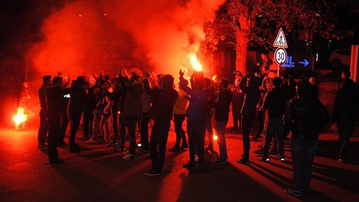 Fenerbahçeli taraftarlardan Rasim Ozan Kütahyalı'ya büyük protesto!