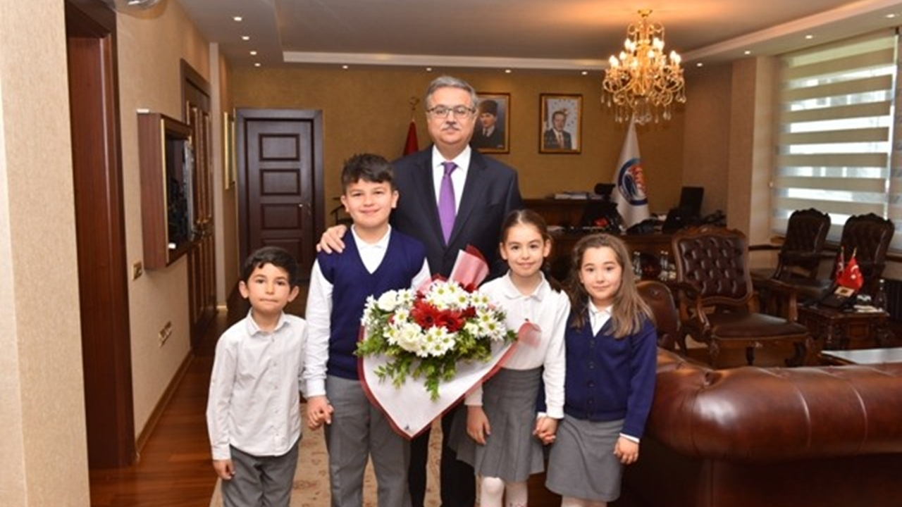 Mersin'de Vali Ali İhsan Su, çocukları kabul etti