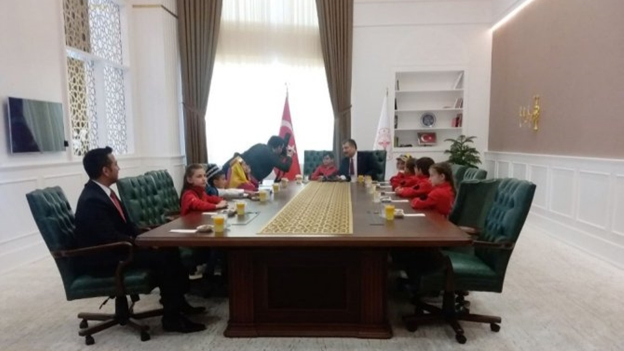 Ankara'da Bakan Fahrettin Koca, makam koltuğunu küçük Kayhan’a devretti