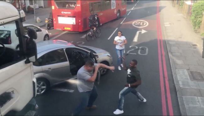 Londra'da iki sürücü arasında kemerli yumruklu kavga!