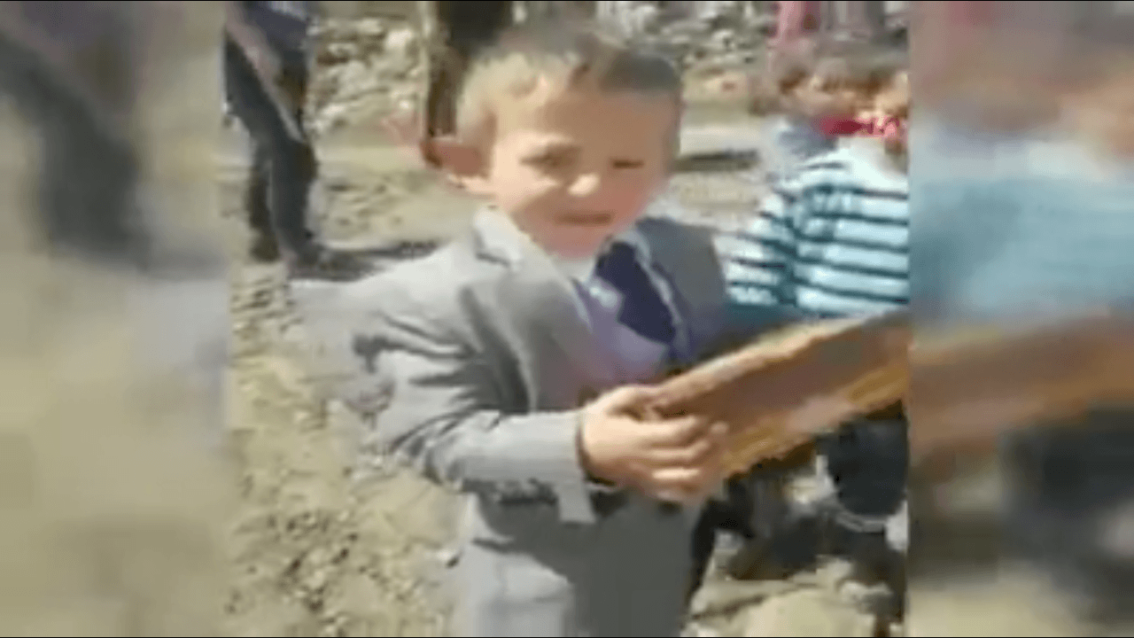 'Küçük muhtar adayı' çikolata sözünü yerine getirdi!