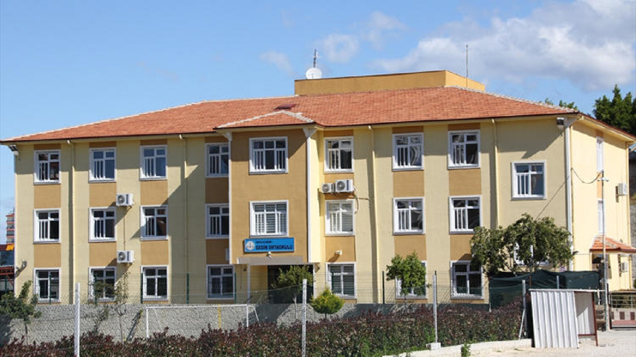 Sınıfta "Hz. İsa'yım" diyen öğretmen açığa alındı