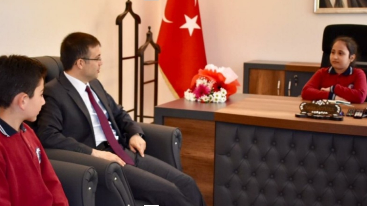 Denizli'de Kaymakam Recep Öztürk koltuğunu temsili olarak devretti