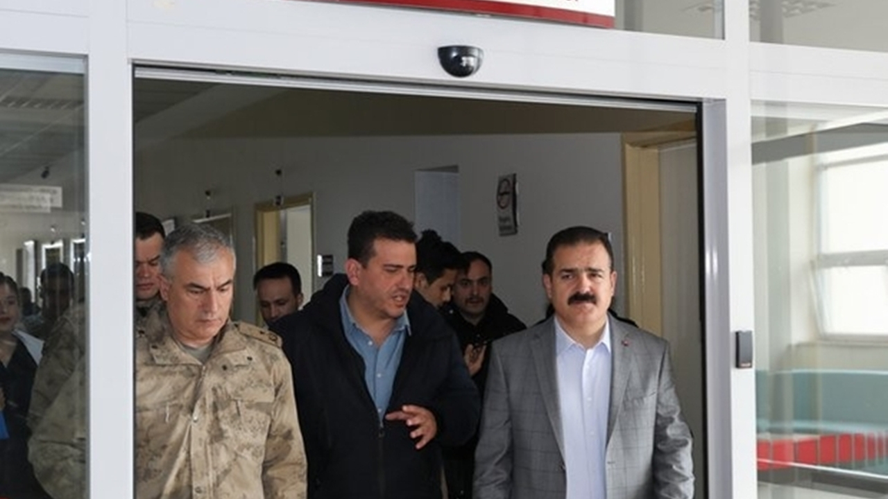 Hakkari Valisi İdris Akbıyık, yaralı 2 askeri ziyaret etti