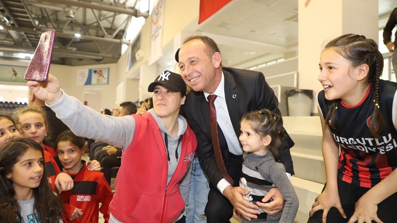 Manisa'da Başkan Çetin Akın’dan küçük basketbolculara destek