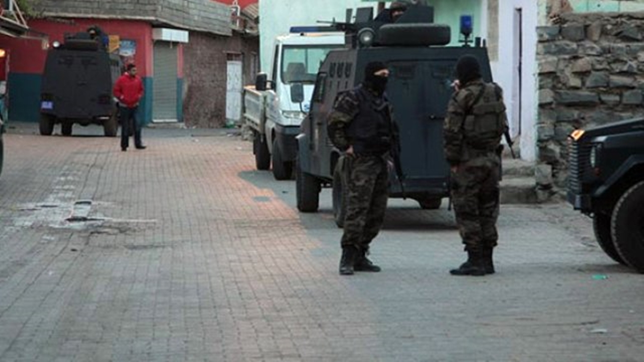 Diyarbakır’da uyuşturucu tacirlerine baskın