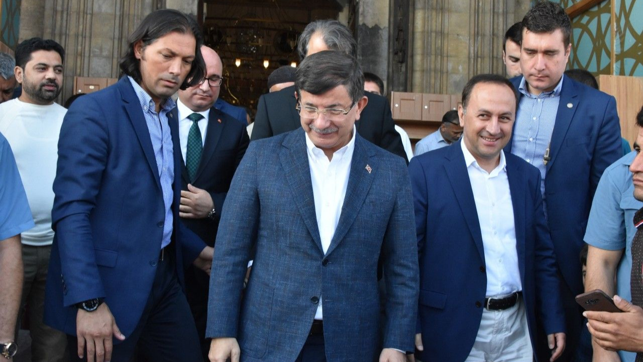 Davutoğlu cephesinde yaprak dökümü erken başladı!