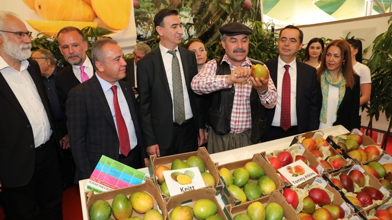 Antalya'da Muhittin Böcek, “Seçim öncesi ne söylediysek yapacağız”