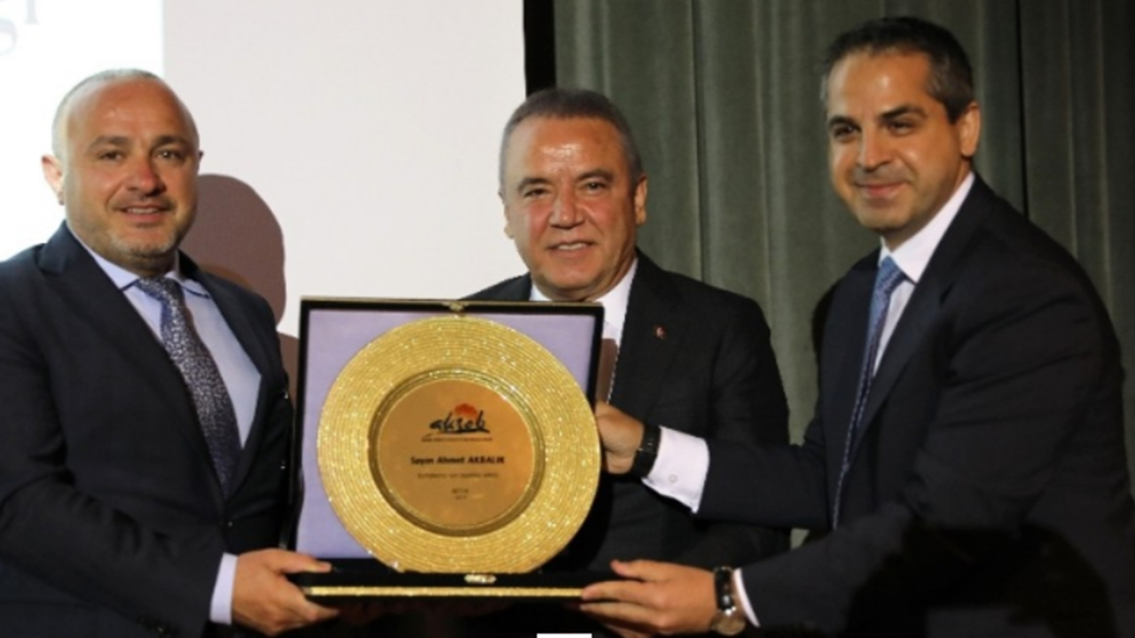 Antalya'da Başkan Muhittin Böcek, ‘Turizmcilerimizin emrinde olacağız’