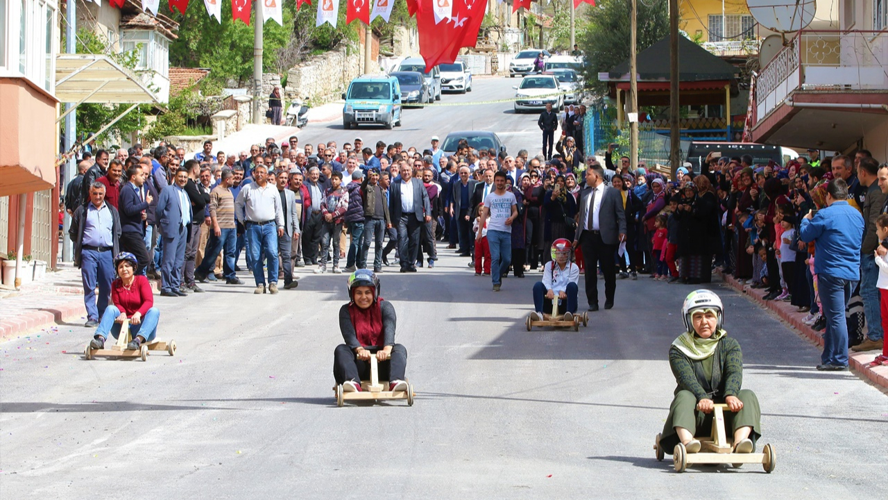 Tahta arabalarla 'Tömbüldek formula' yarışı...