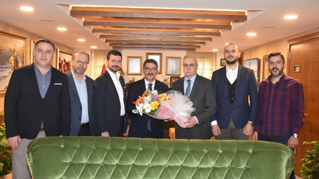 Manisa'da Başkan Ömer Faruk Çelik tebrikleri kabul etti