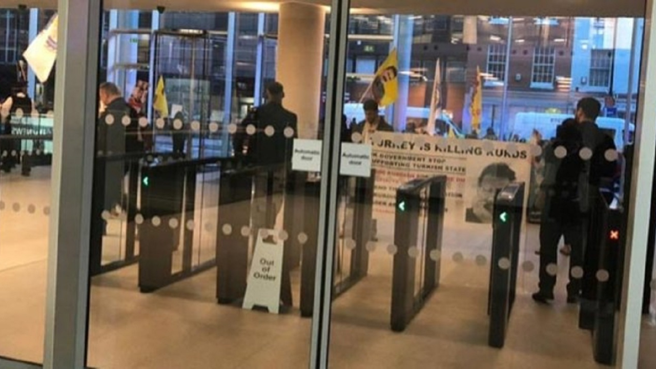 PKK yandaşları Londra'da TRT binasını bastı!