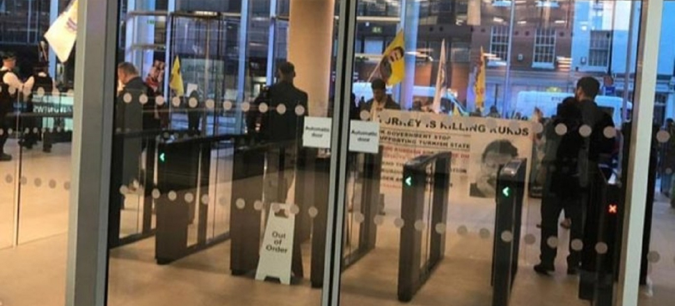 PKK yandaşları Londra'da TRT binasını bastı!