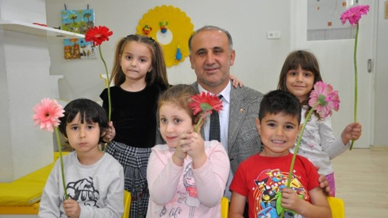 Aydın'da Başkan Aytekin Kaya istismarı çocuklara çiçek vererek kınadı