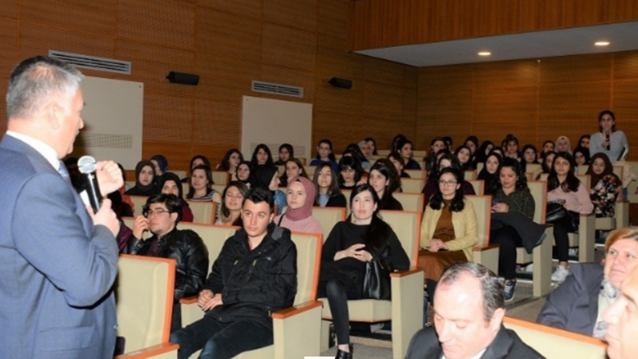 Balıkesir'de Vali Ersin Yazıcı, öğretmen adayları ile buluştu