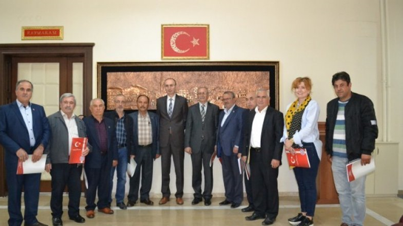 Balıkesir'de Kaymakam Günhan Yazar’dan eski muhtarlara plaket