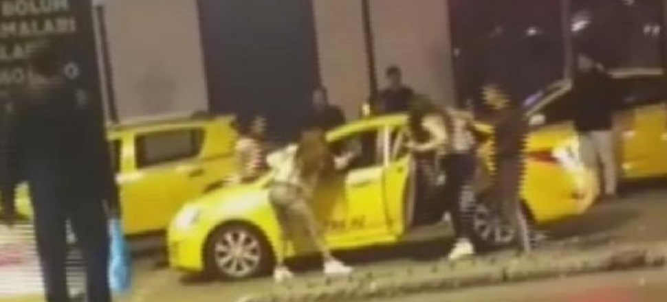 Taksideki yolcuyu tekme tokat dövdüler!