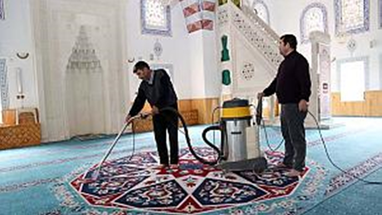 Aksaray’da camilerde temizlik başladı