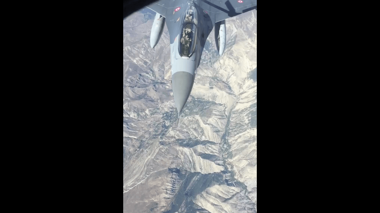 F-16’nın tanker uçağından yakıt alımı yaptığı anlar...