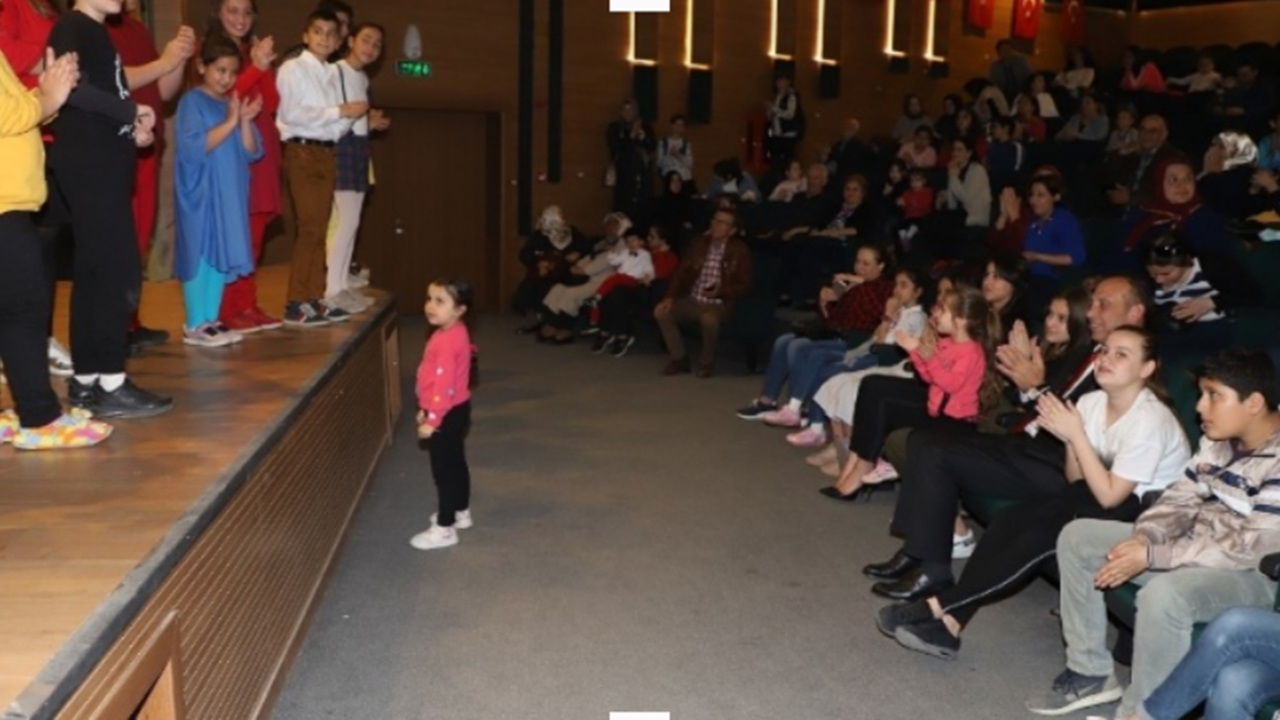 Manisa'da Başkan Çetin Akın’dan küçük yeteneklere büyük alkış