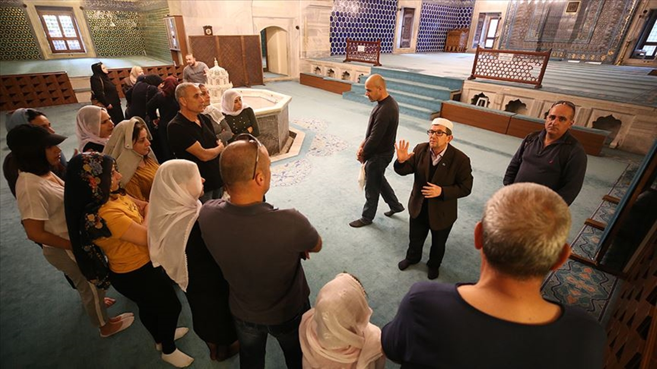 O müezzinin olduğu camiye ziyaretçi akını!