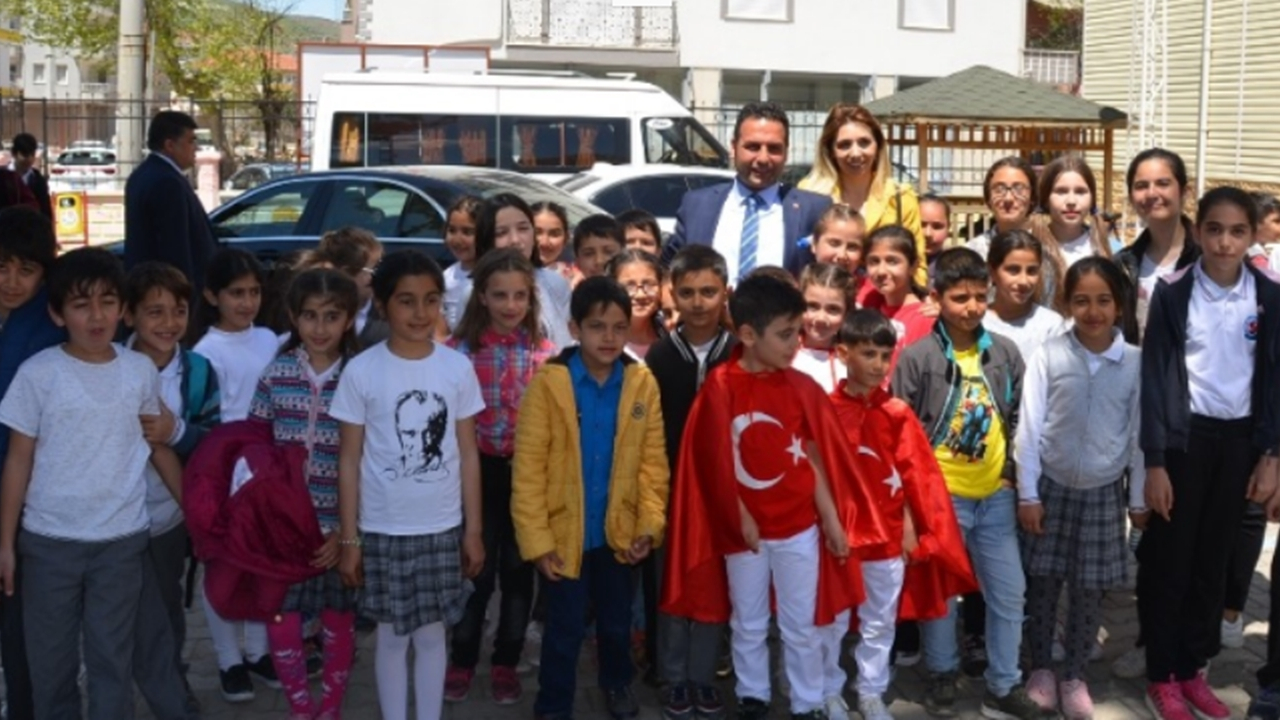 Adıyaman'da Başkan İskender Yıldırım’a çocuklardan yoğun ilgi