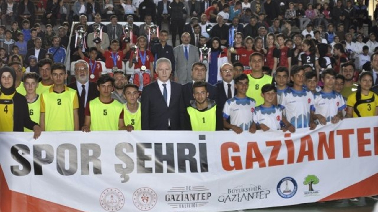 Gaziantep'te Vali Davut Gül masa tenisi oynadı