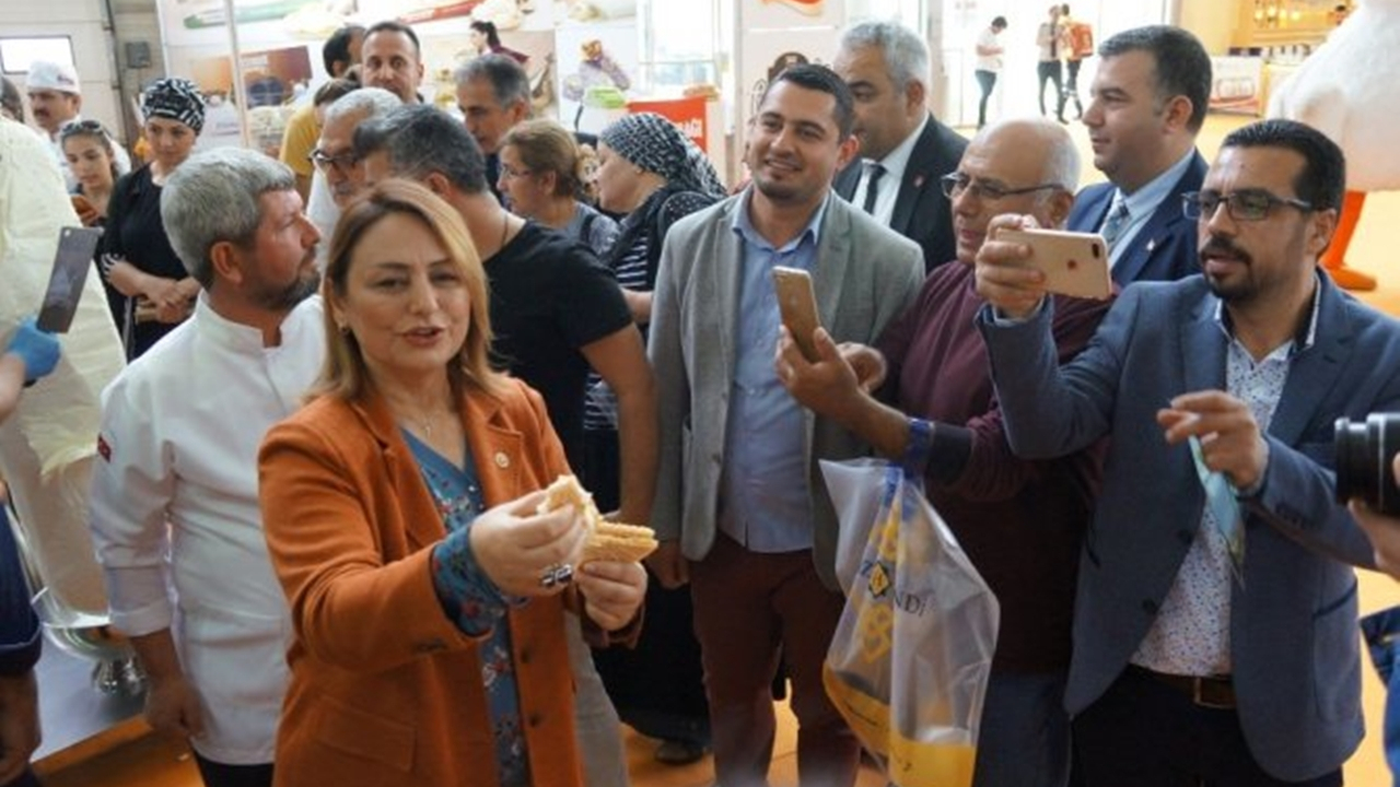 Adana'da Vali Mahmut Demirtaş Maraş dondurması kesti