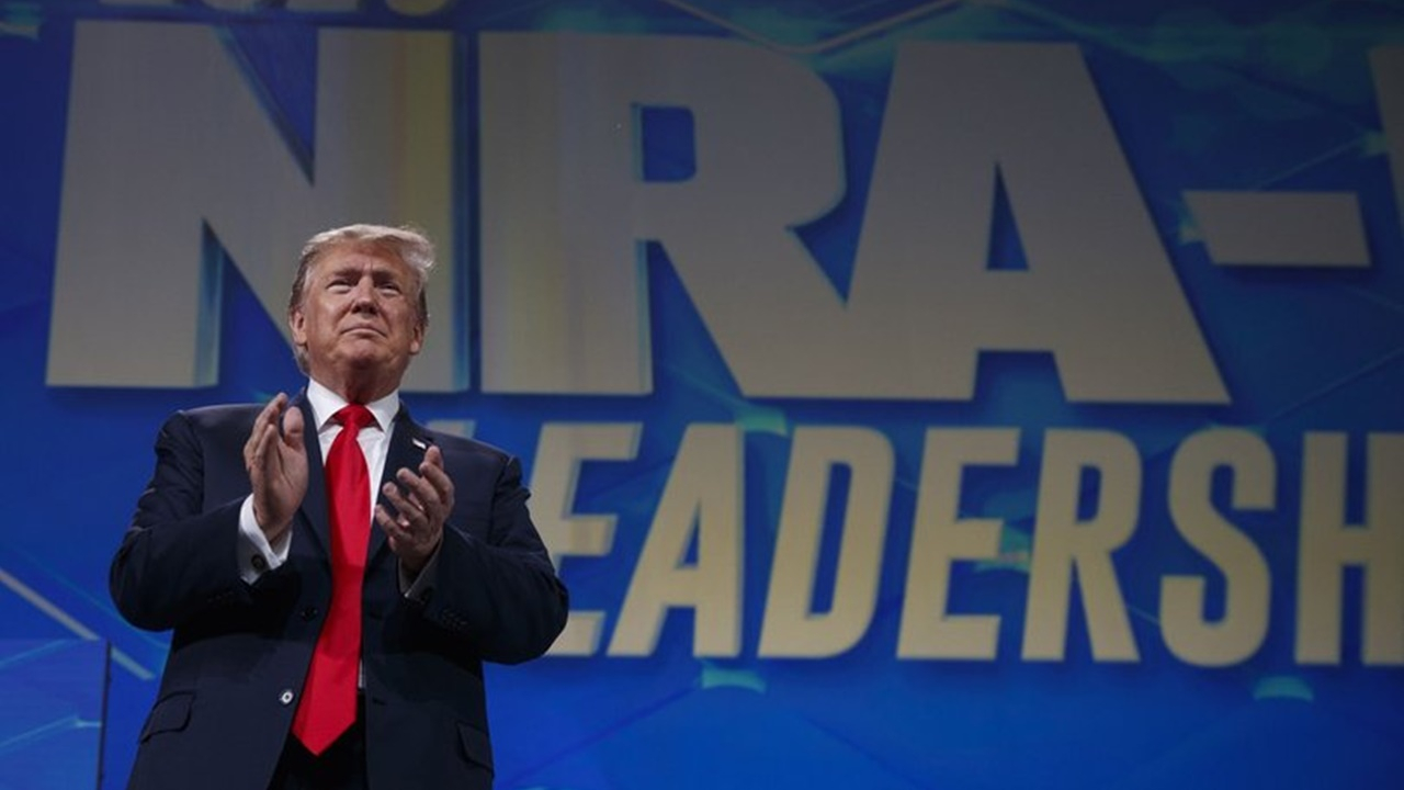 ABD Başkanı Trump'a cep telefonu fırlattı!
